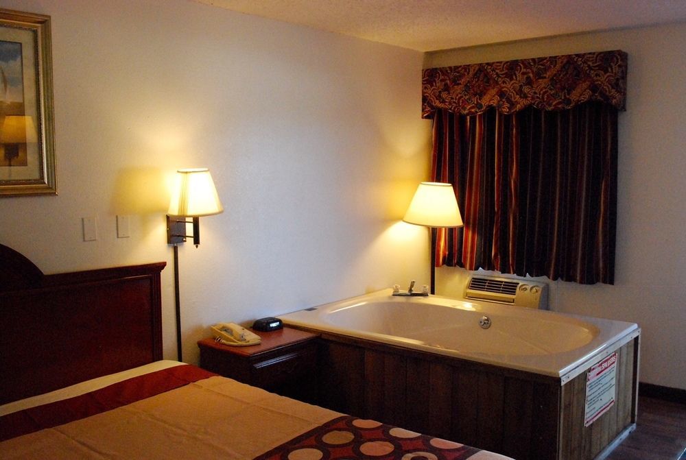 Super 8 By Wyndham Eastland Hotel Ngoại thất bức ảnh